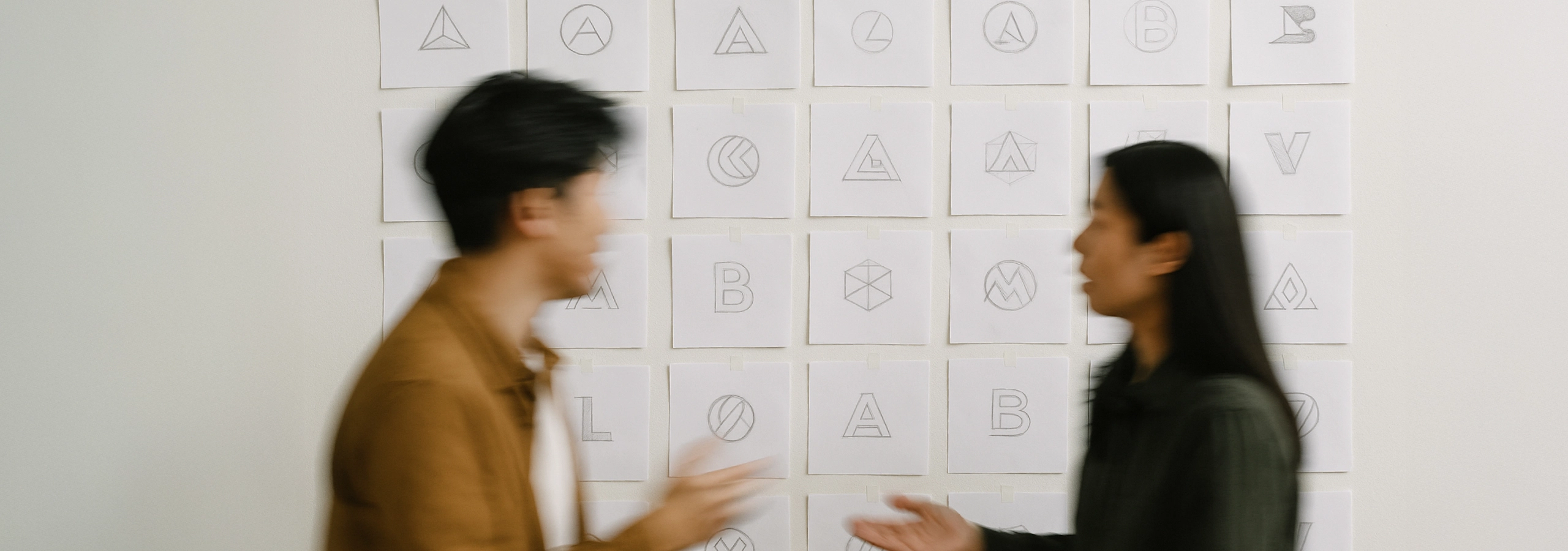 AI Logo設計 vs. 專業設計師:一份給品牌決策者的終極指南